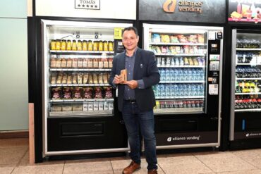 Enrique Tomás junto a una de las máquinas vending que explota en el Aeropuerto de Barcelona.