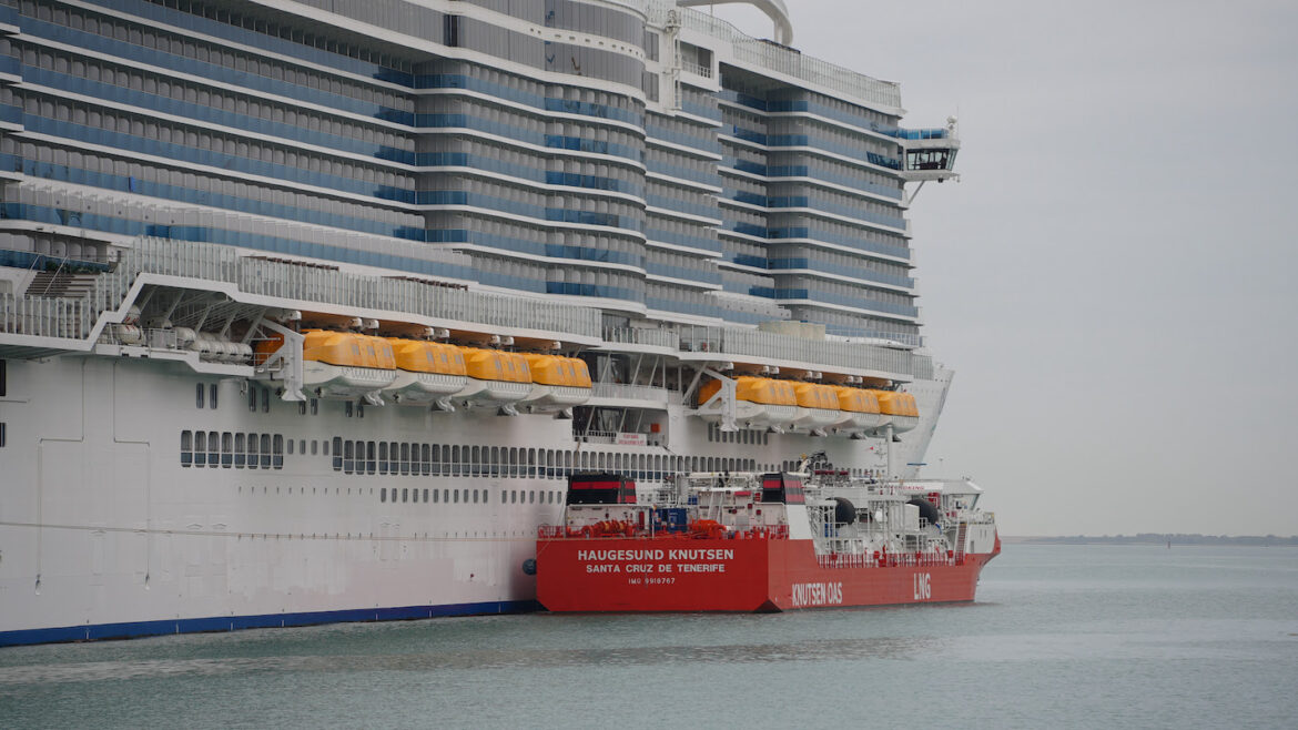 Gabarra de GNL del Port de Barcelona