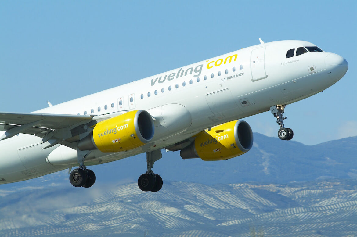 Avión de Vueling despegando