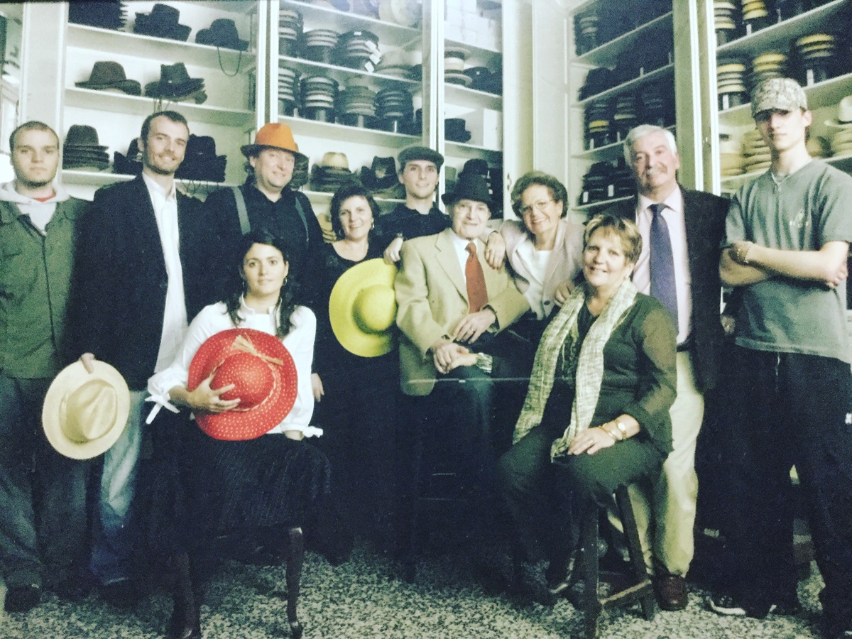 La familia de la Sombrerería Mil, en la Calle Fontanella, 20
