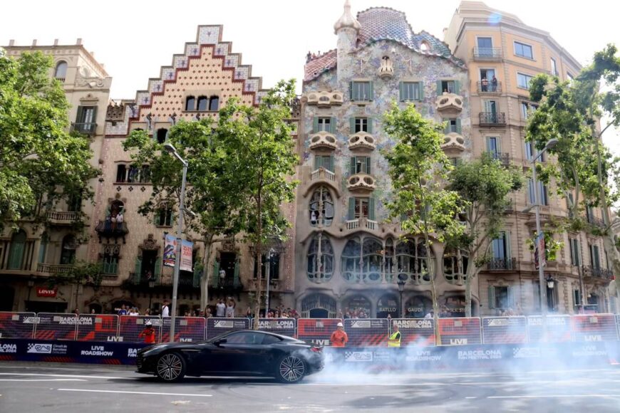 Un dels vehicles Aston Martin conduït per l'expilot català Pedro de la Rosa. 