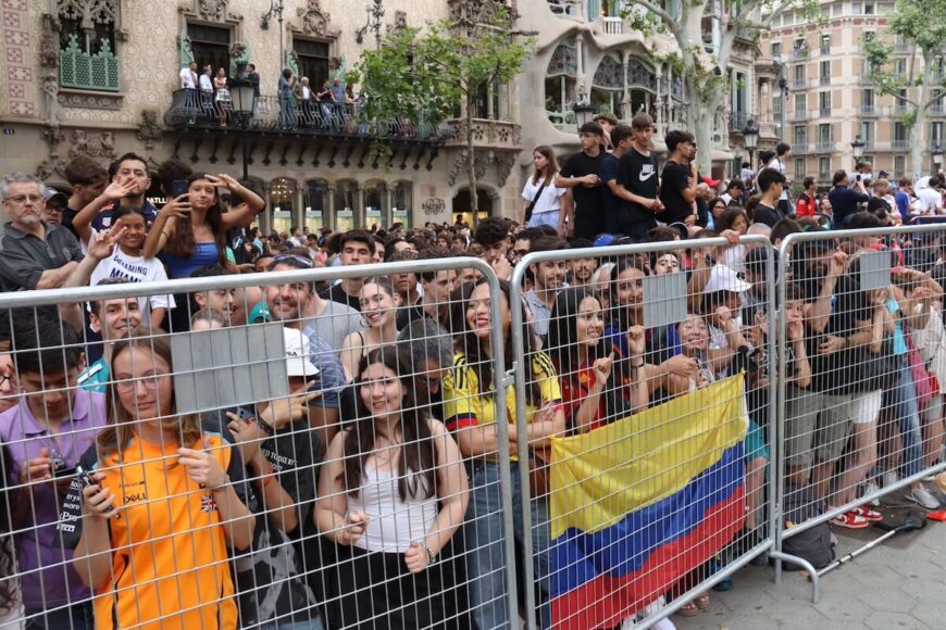 Fans de la Fórmula 1 esperant que passin els cotxes.  