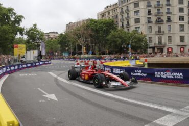 Pilot Carlos Sainz saluda públic