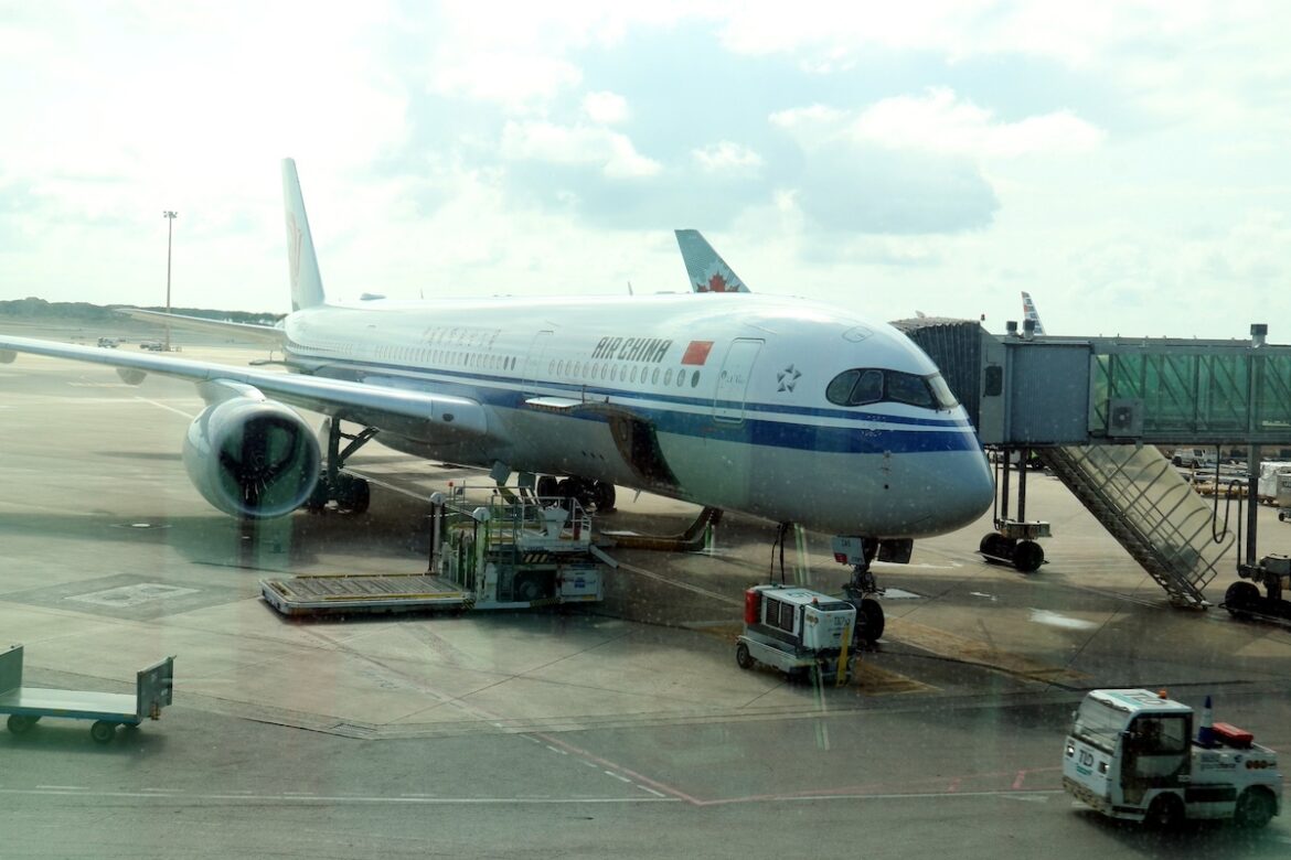 Avión de Air China en la pista del Aeropuerto de Barcelona-El Prat