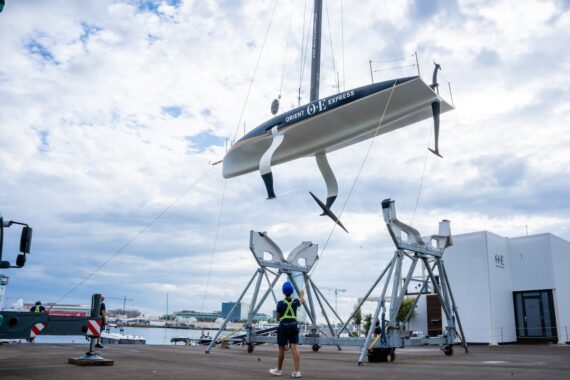 Barco AC40 equipo femenino Orient Express