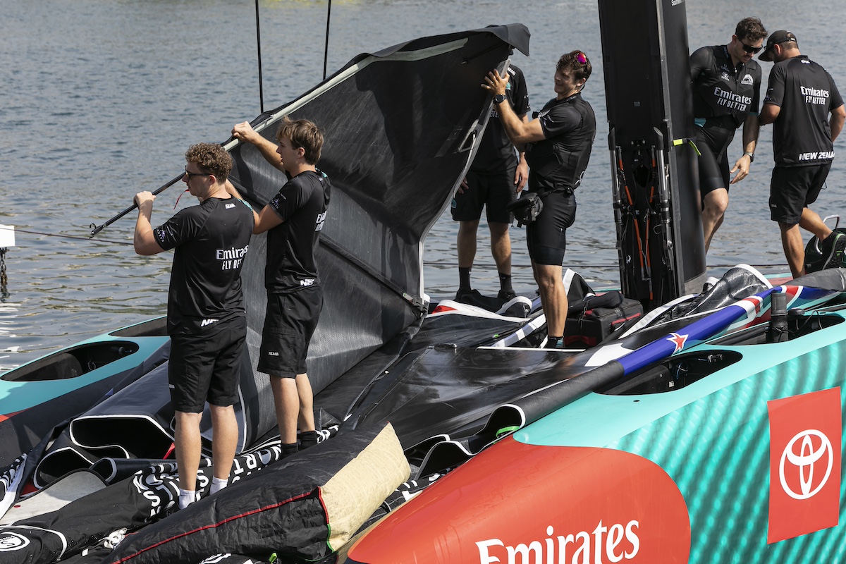 Colocación velas barco Emirates Team New Zealand 