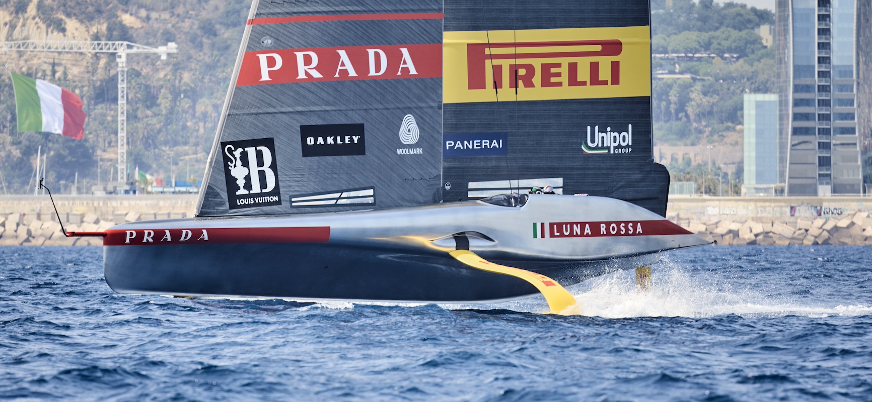 Barco del Luna Rossa Prada Pirelli