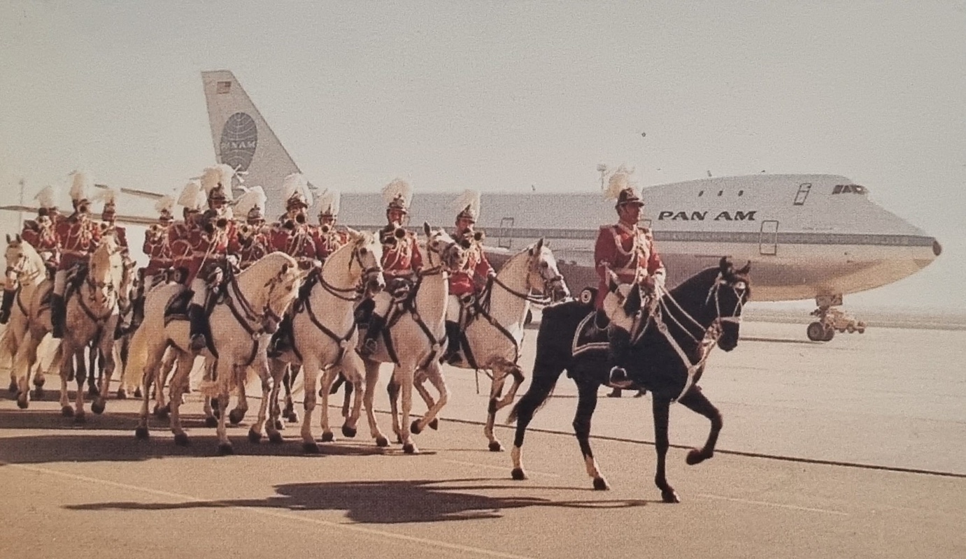 La sección montada de la Guardia Urbana recibiendo un avión de PanAm en El Prat.