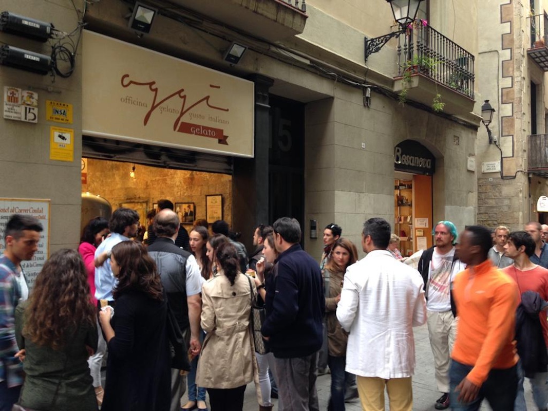 Personas en torno a la heladería Oggi de Barcelona. 