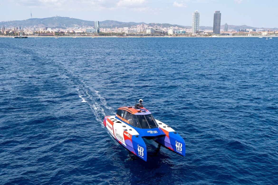 Barco navegando en la costa de Barcelona.