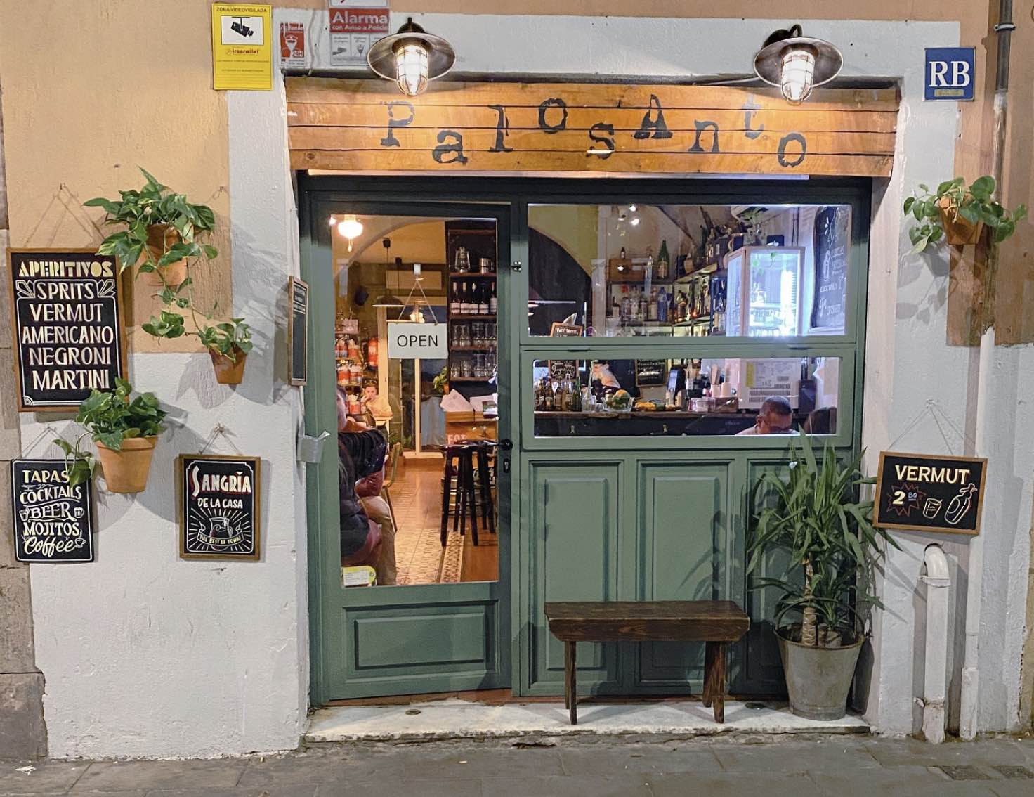 Entrada del Palo Santo, a Rambla del Raval, 26.