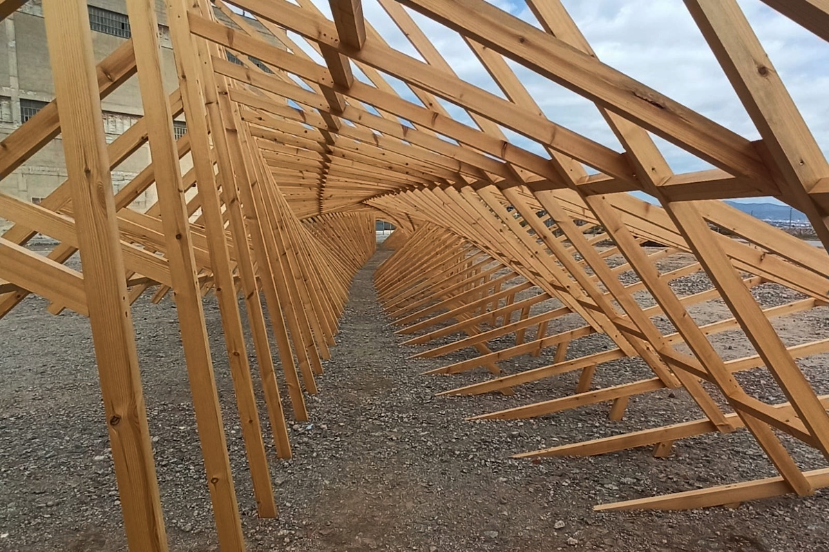 Instalación del Manifesta en las Tres Xemeneies de Sant Adrià. 