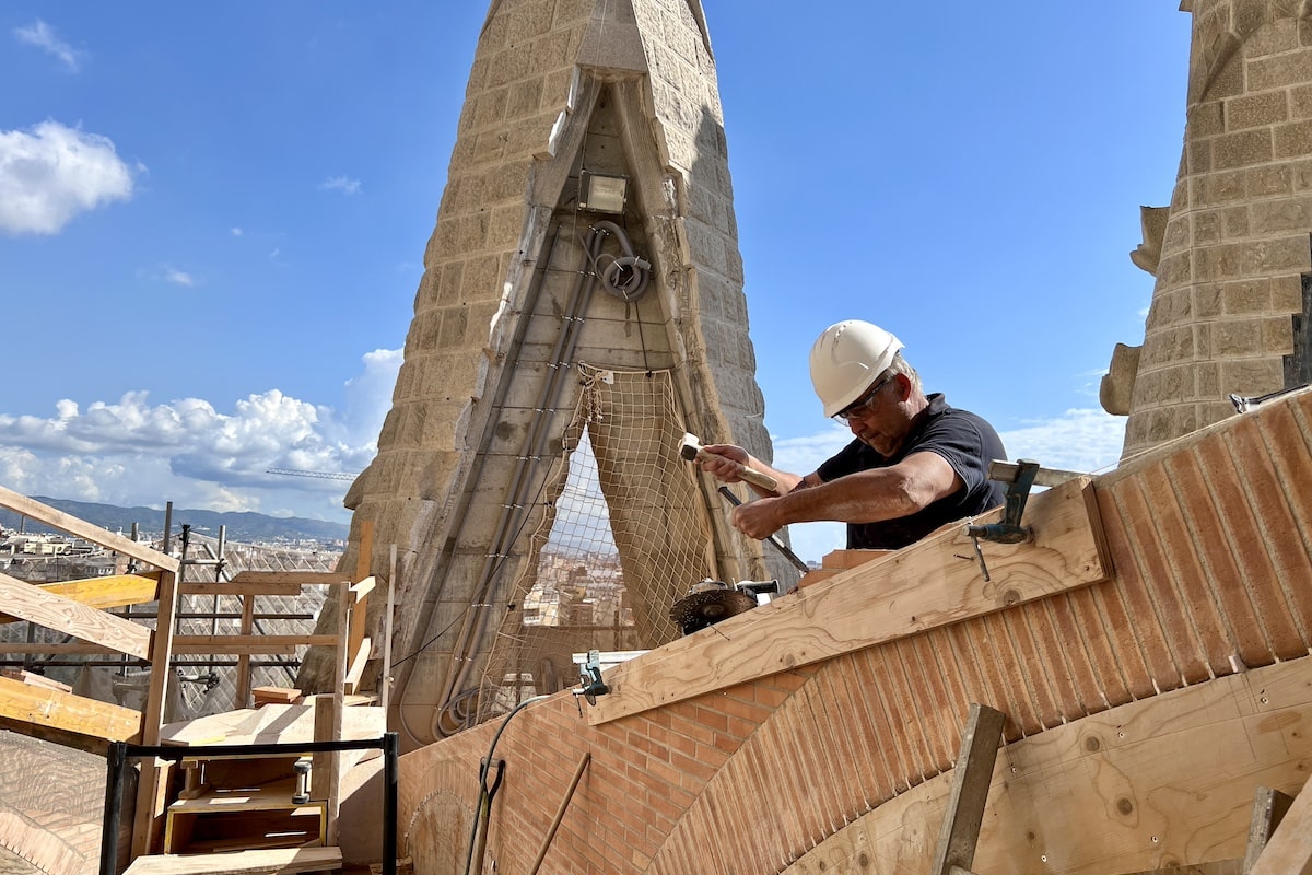 Un trabajador en la Sagrada Família.