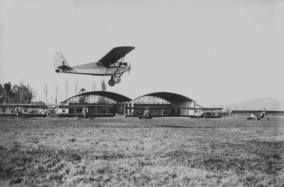 Avión despegando en el aeródromo Canudas de Barcelona. 