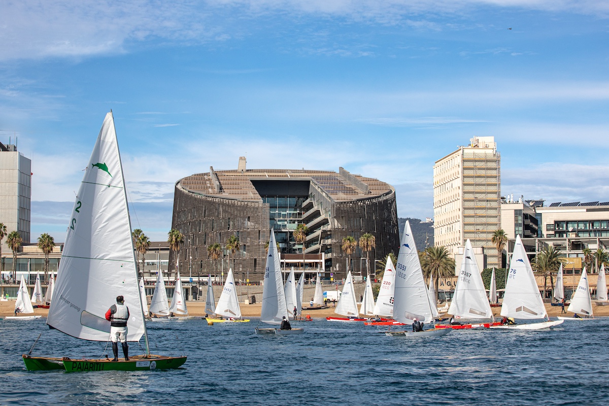 Patines de vela ante Barcelona.