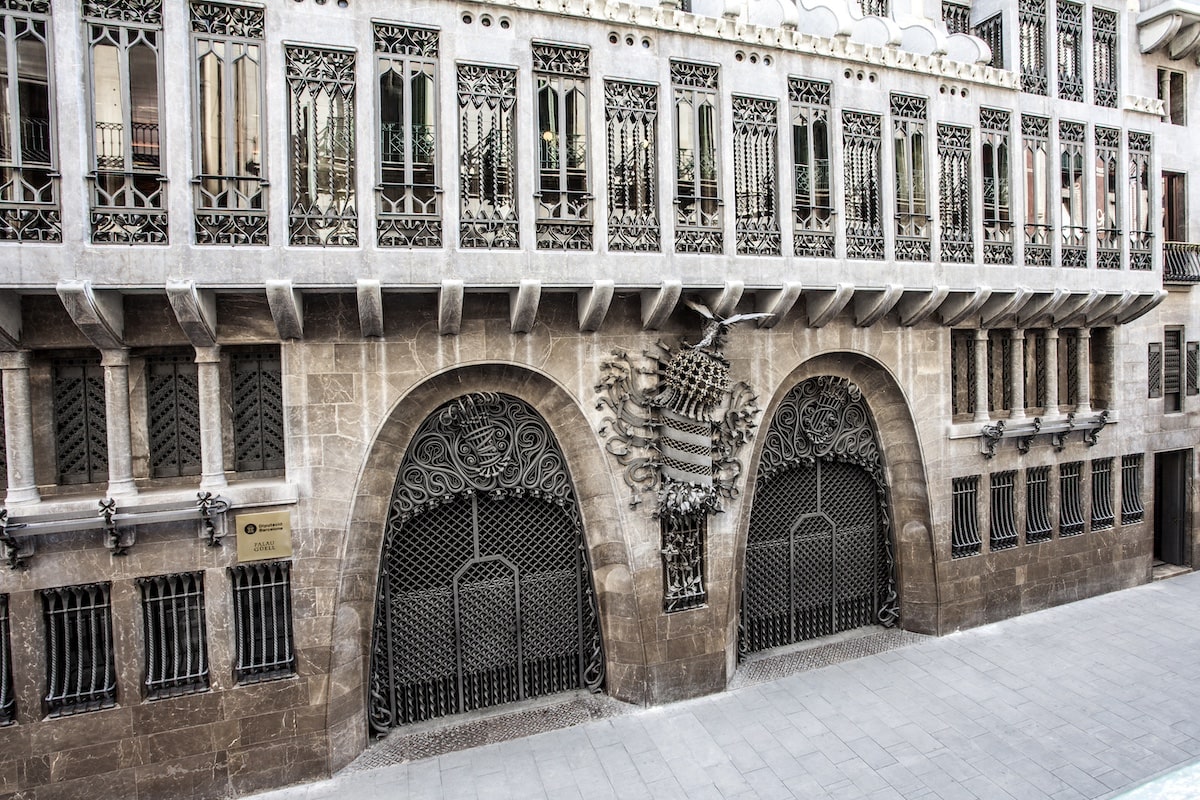 El Palau Güell se ubica a pocos metros de la Rambla. 