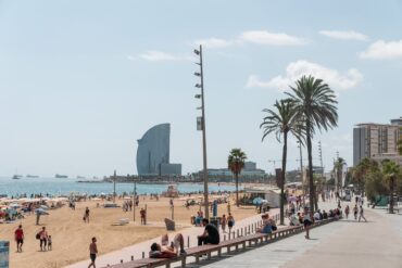 Actuaciones de mejora de la capacidad de la red de telefonía móvil en la playa de Barcelona.