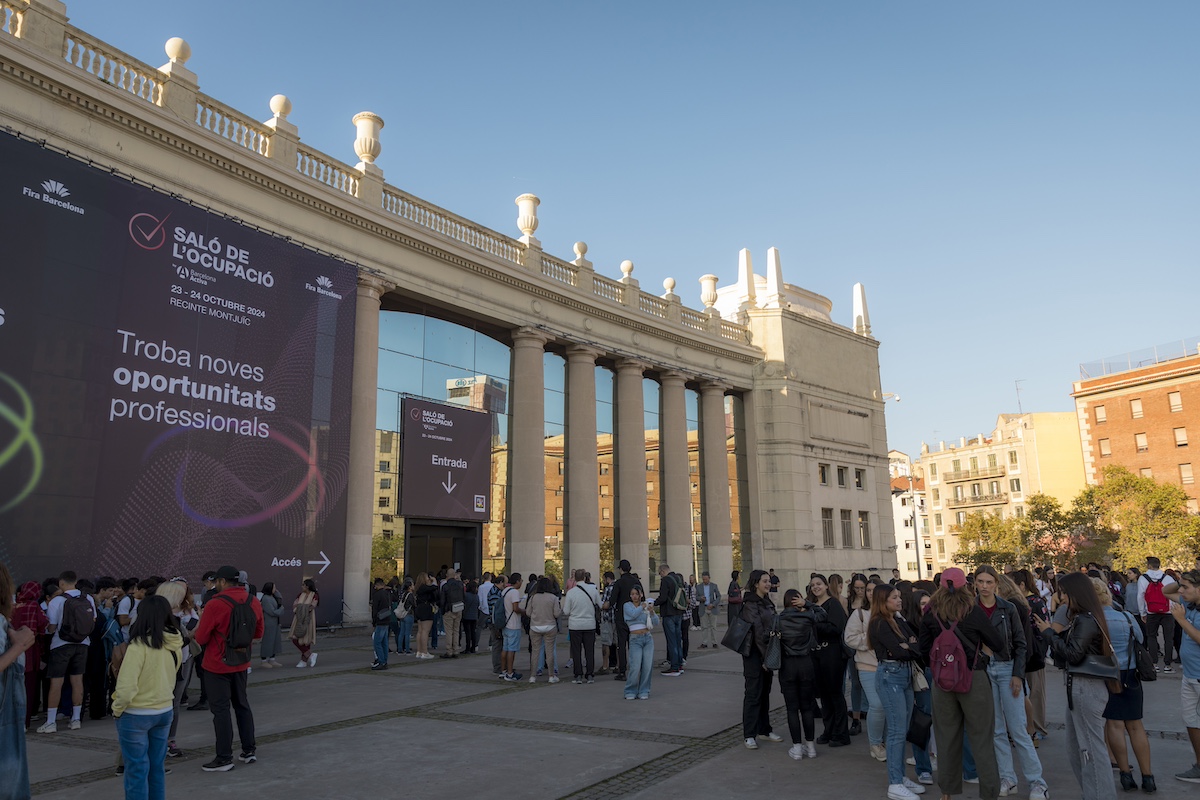 Colas en plaza Espanya de Barcelona para acceder a Fira. 