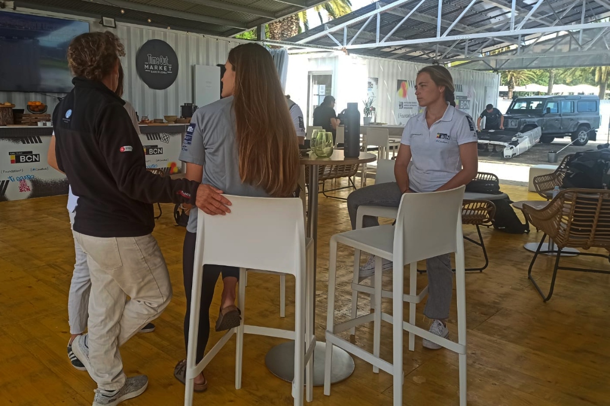 Regatistas del equipo femenino del Sail Team BCN en su base en el Port Vell. 