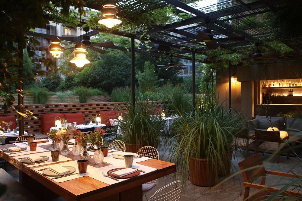 El Patio, la terraza del hotel, donde se puede degustar la carne del restaurante Solomillo.