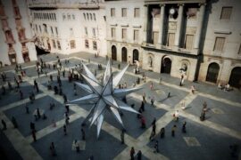 Estrella de Navidad en la Plaza Sant Jaume de Barcelona.