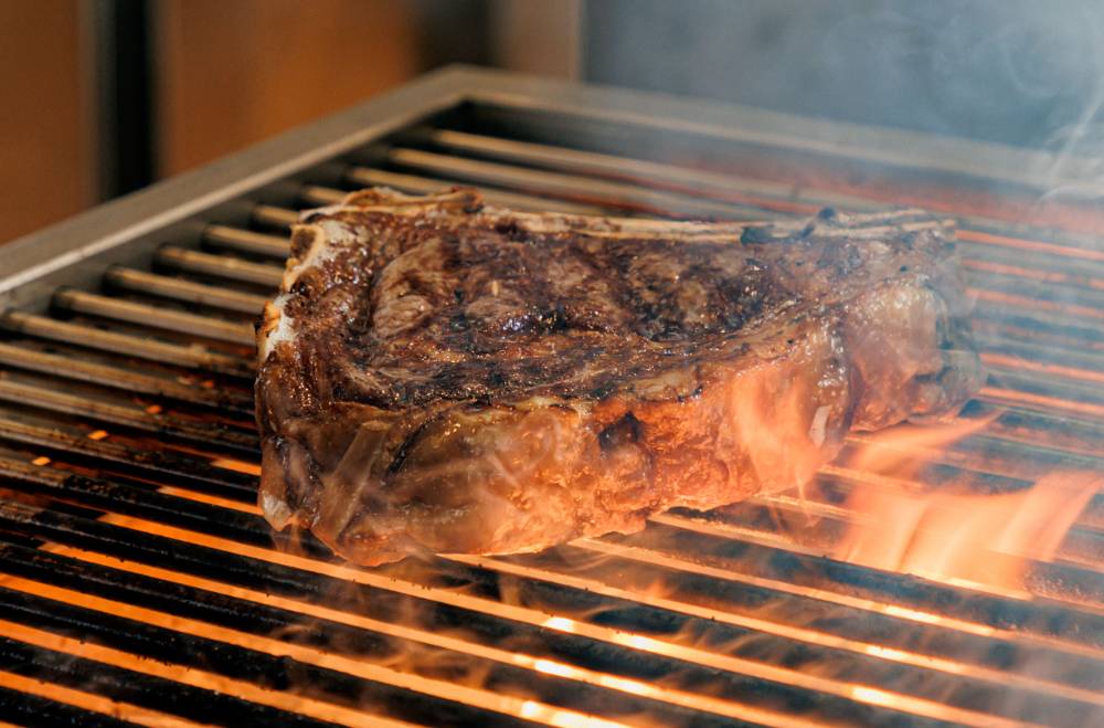 Una pieza en la parrilla de Urrechu, en los bajos de Torre Melina Gran Meliá.