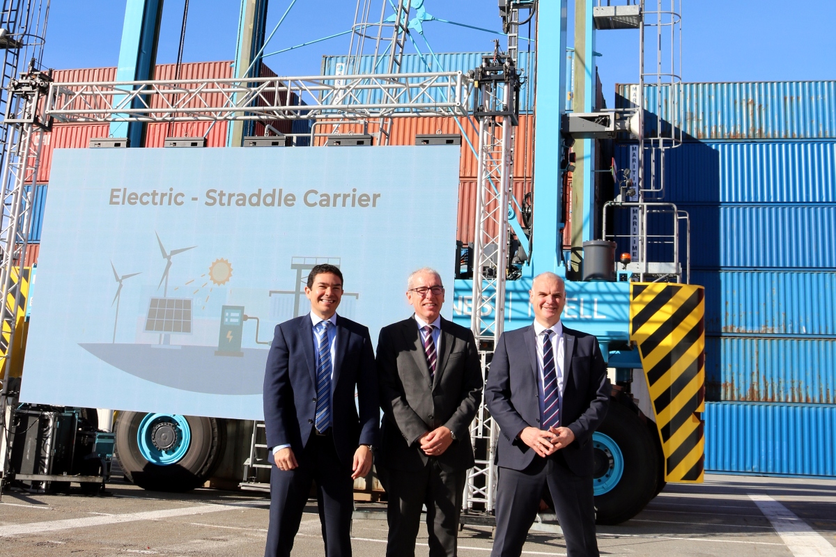 Julián Fernández, José Alberto Carbonell e Igor Van der Essen, en el Port de Barcelona. 