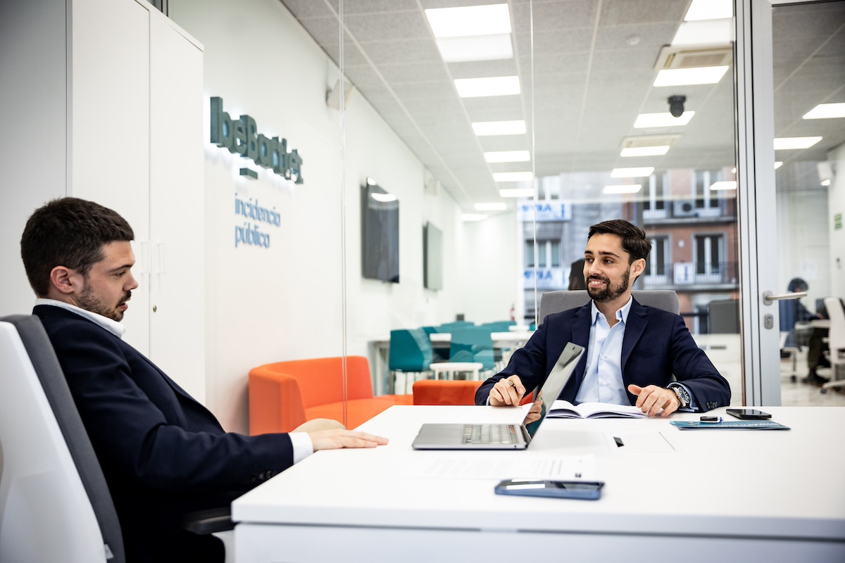 Nacho Corredor y Adrian Jofre en la oficina de beBarlet.