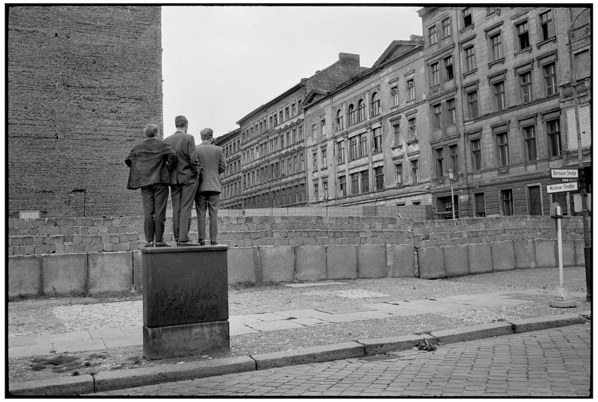 El Muro en Berlín Occidental fotografiado por Cartier-Bresson