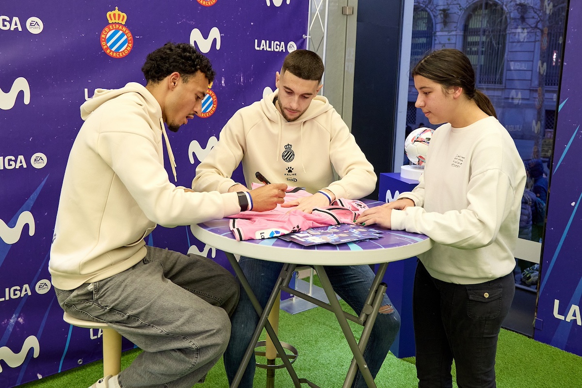 Firma de autógrafos en Estadio Movistar LaLiga con Joan García y Omar El Hilali.