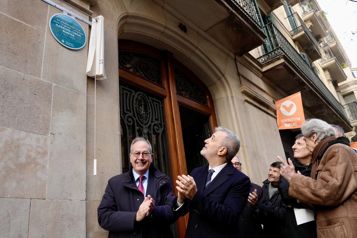 Placa de Ildefons Cerdà en el Eixample.