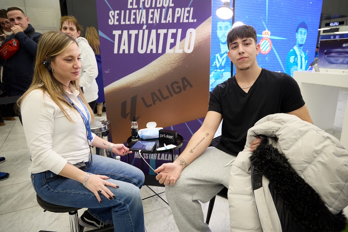 Estadio Movistar LaLiga ofrece tatuajes temporales de equipos y jugadores de fútbol.