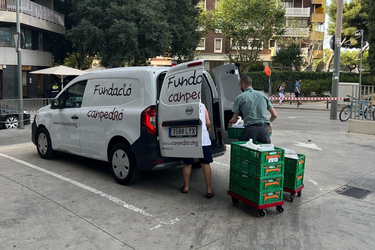 Donación de alimentos de Mercadona a la Fundació Canpedró.