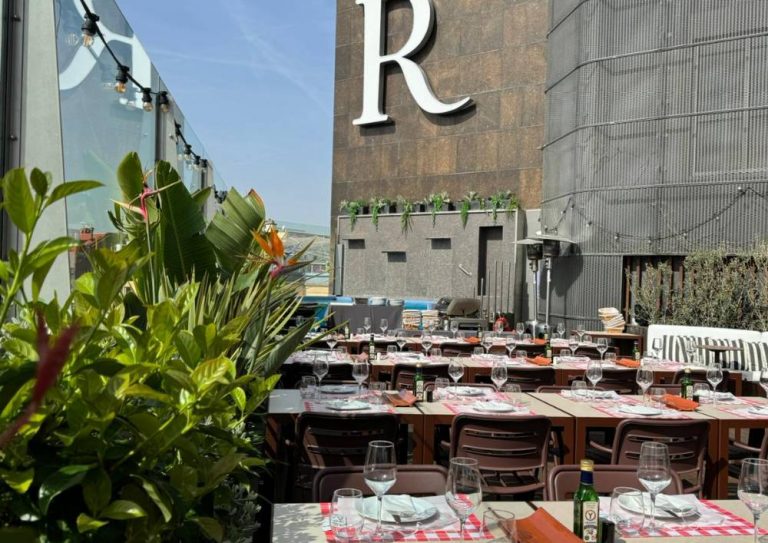 Terrassa de l'hotel Renaissance Barcelona, Goja Rooftop.