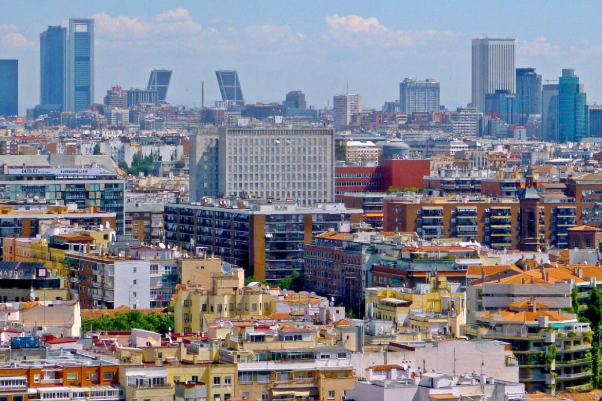 Madrid - Sky Bar 360º (Hotel Riu Plaza España). Wikimedia Commons